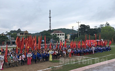 Quang cảnh Lễ phát động “Tháng công nhân”, “Tháng hành động về an toàn, vệ sinh lao động” năm 2017 tại huyện Yên Bình.